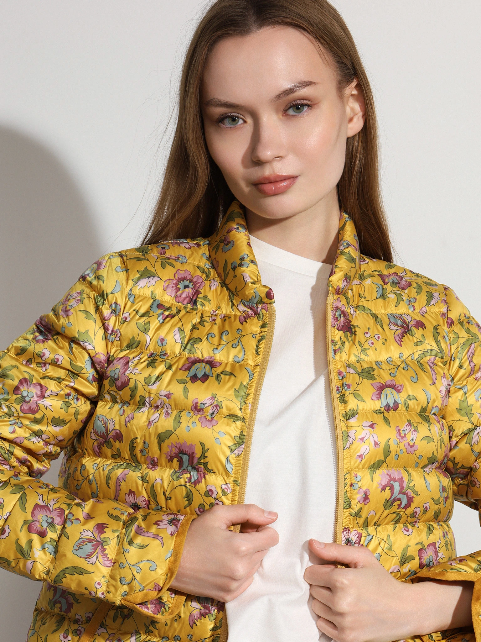 Куртка желтого цвета с цветочным принтом с горизонтальной стежкой